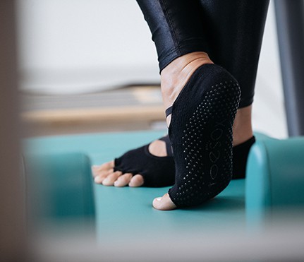 Toesox Half Toe Bellarina Grip Socks In Light Grey